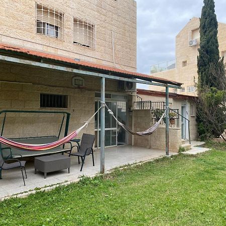 דירות מעלה אדומים דירת גן מרווחת במיקום מעולה עם נטפליקס חינמי מראה חיצוני תמונה